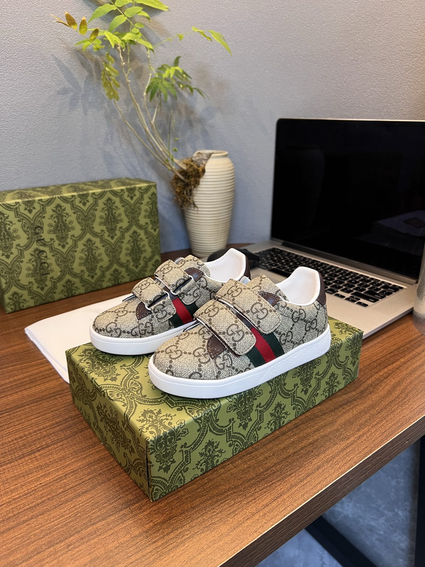 Children's shoes child